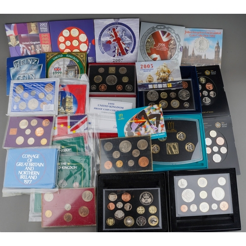 1120 - GB Coins, a box containing a quantity of UK year sets, etc, including boxed 2005 and 2008 Proof Coin... 