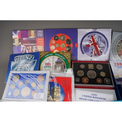 1120 - GB Coins, a box containing a quantity of UK year sets, etc, including boxed 2005 and 2008 Proof Coin... 