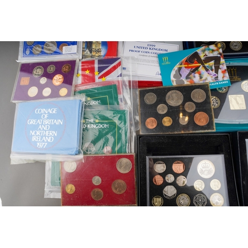 1120 - GB Coins, a box containing a quantity of UK year sets, etc, including boxed 2005 and 2008 Proof Coin... 