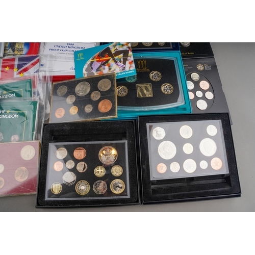 1120 - GB Coins, a box containing a quantity of UK year sets, etc, including boxed 2005 and 2008 Proof Coin... 