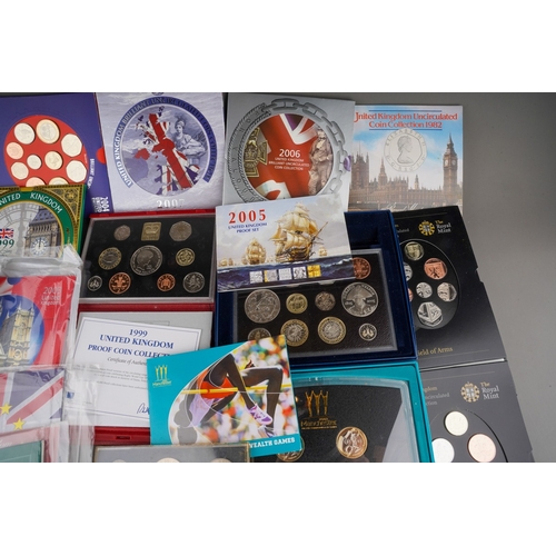 1120 - GB Coins, a box containing a quantity of UK year sets, etc, including boxed 2005 and 2008 Proof Coin... 