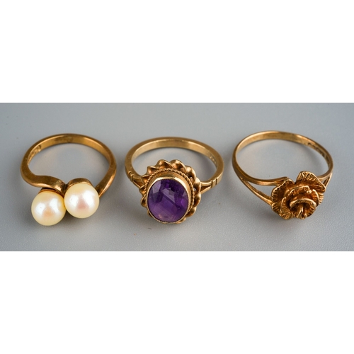 1129 - 3 9 ct gold dress rings, one set with peals, other with amethyst, gross weight of 3 7.5g