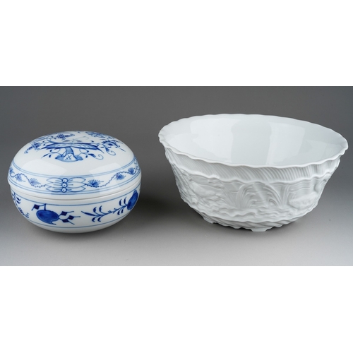 5 - A Modern Meissen blue and white Chinoiserie bowl and cover, decorated with flowers, blue underglaze ... 