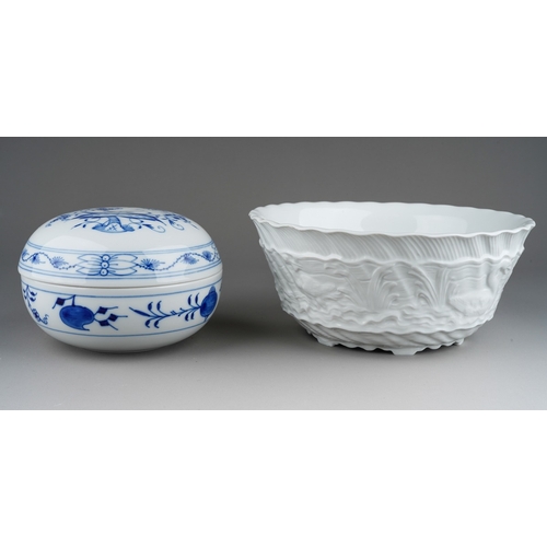 5 - A Modern Meissen blue and white Chinoiserie bowl and cover, decorated with flowers, blue underglaze ... 