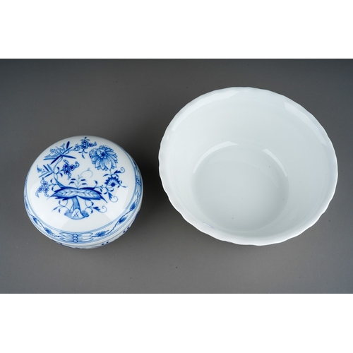 5 - A Modern Meissen blue and white Chinoiserie bowl and cover, decorated with flowers, blue underglaze ... 