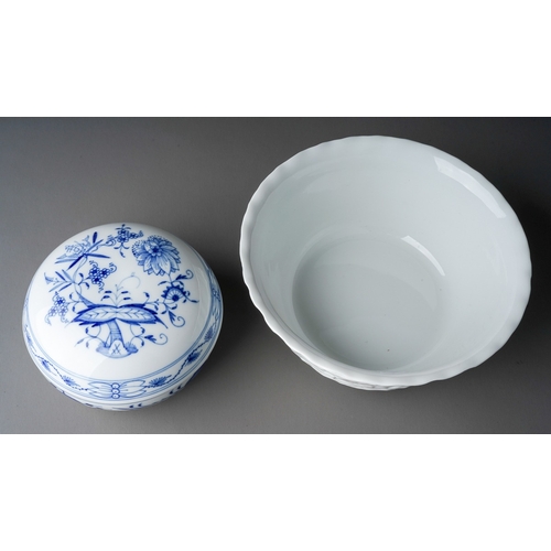 5 - A Modern Meissen blue and white Chinoiserie bowl and cover, decorated with flowers, blue underglaze ... 