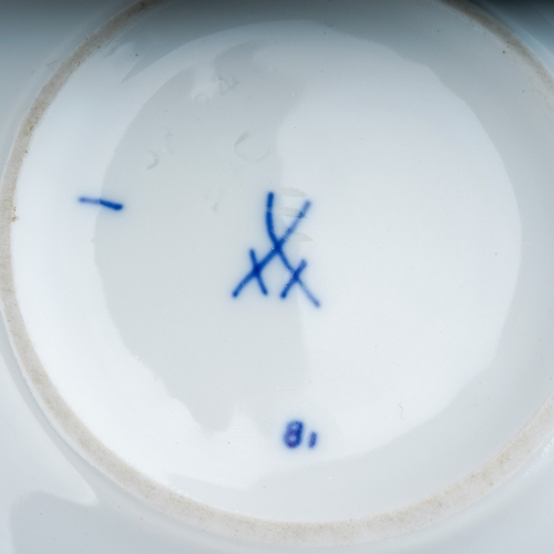 5 - A Modern Meissen blue and white Chinoiserie bowl and cover, decorated with flowers, blue underglaze ... 