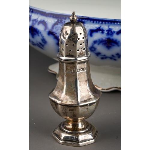 8 - An Edwardian silver pepperette of octagonal baluster form, London 1904, 0.97ozt, 30.1 grams, s.d to ... 