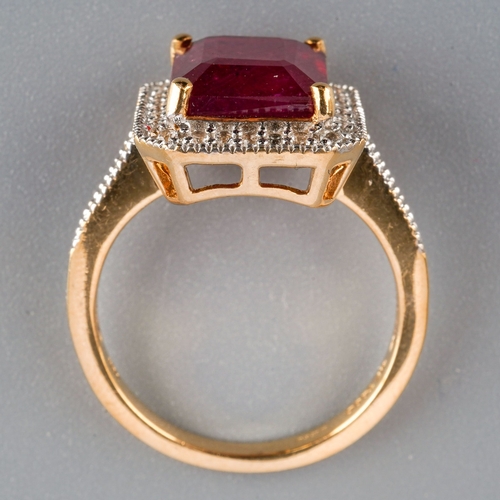 574 - Gemporia glass filled ruby and colourless gem 9ct ring, weight 5.6 grams.