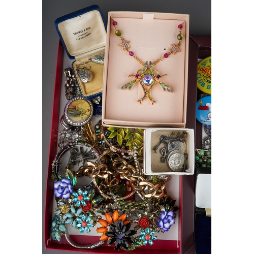 589 - Costume jewellery to include various brooches, bead necklaces, earrings, necklaces and a collection ... 