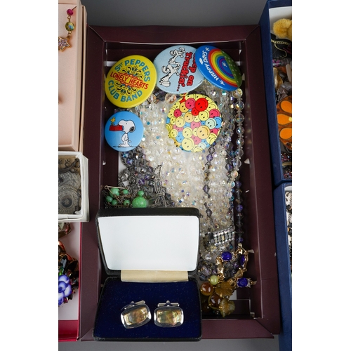 589 - Costume jewellery to include various brooches, bead necklaces, earrings, necklaces and a collection ... 