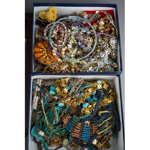 589 - Costume jewellery to include various brooches, bead necklaces, earrings, necklaces and a collection ... 