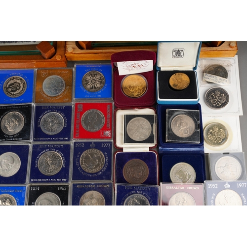 720 - Coins, A collection of assorted loose and cased GB and World coins, mostly comprising commemorative ... 