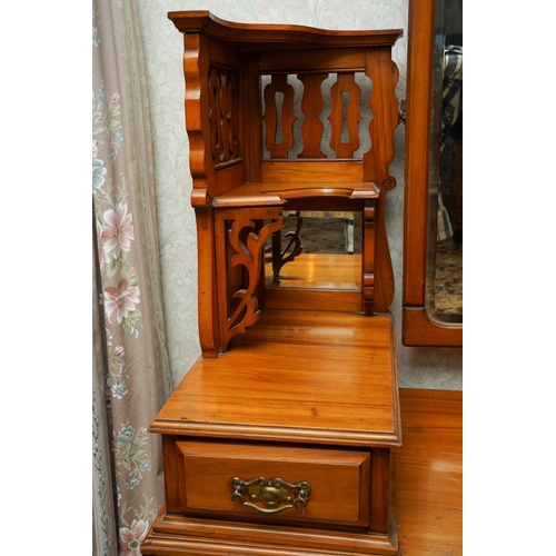 387 - An Edwardian walnut dressing table, the back with central swing mirror flanked by fret carved and mi... 