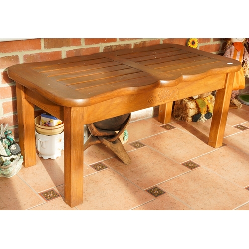 390 - A modern stained teak two seat garden bench with angled two tier table to centre, overall width 154c... 