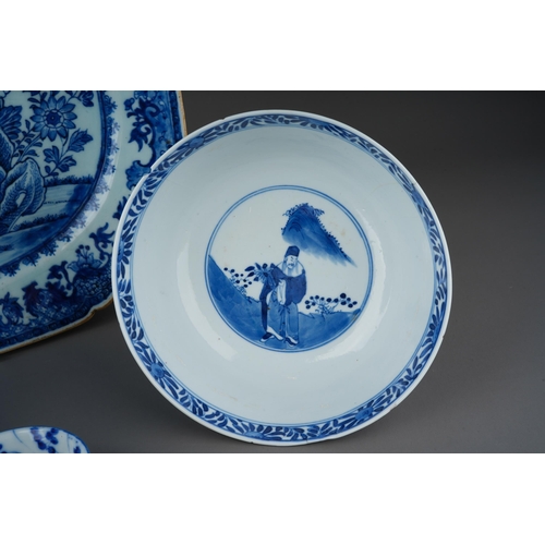 1013 - Four pieces of Chinese blue and white porcelain to include: a meat platter decorated with flowers an... 