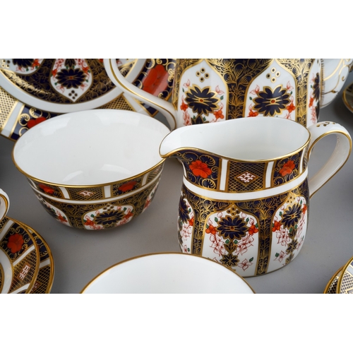 99 - A Royal Crown Derby Imari pattern 1128 tea set, first quality, including cake plate, tea pot, 6 cups... 