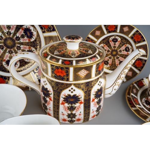 99 - A Royal Crown Derby Imari pattern 1128 tea set, first quality, including cake plate, tea pot, 6 cups... 