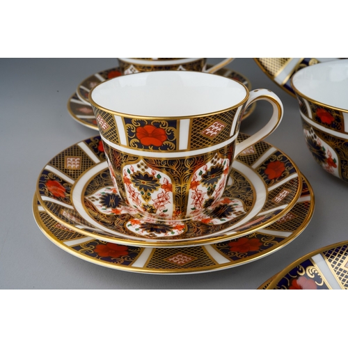 99 - A Royal Crown Derby Imari pattern 1128 tea set, first quality, including cake plate, tea pot, 6 cups... 