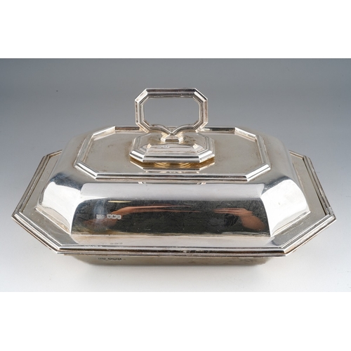 A George VI silver plain octagonal entree dish and cover with ring handle, hallmarked by Mappin & Webb, Sheffield, 1936., weight approx 45.01 ozt (1400 grams)