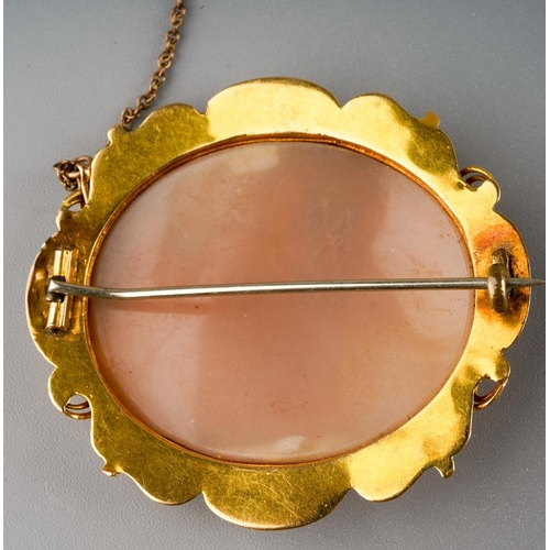 31 - A late 19th century yellow metal mounted cameo brooch, the oval cameo with Classical chariot scene, ... 