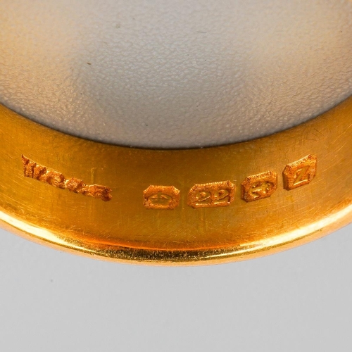 91 - A 22ct gold wedding band, ring size M to M 1/2, width 5mm, 8.6 grams, hallmarked Birmingham