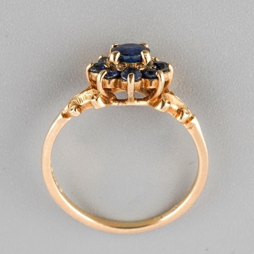 41 - A 9ct gold sapphire cluster ring. Approx ring size I, hallmarked 9ct gold, approx gross weight 1.9 g... 