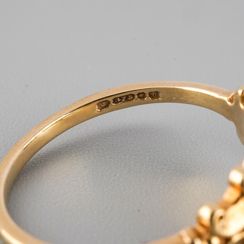 41 - A 9ct gold sapphire cluster ring. Approx ring size I, hallmarked 9ct gold, approx gross weight 1.9 g... 