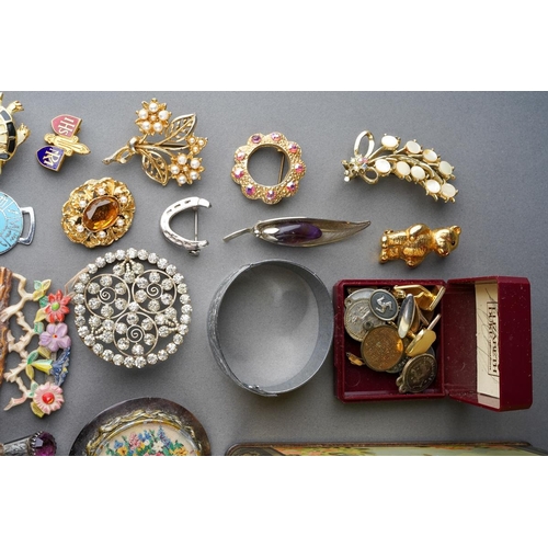 54 - A George V Scottish silver mounted lucky charm Grouse foot kilt pin/brooch, the mount with cast Stag... 