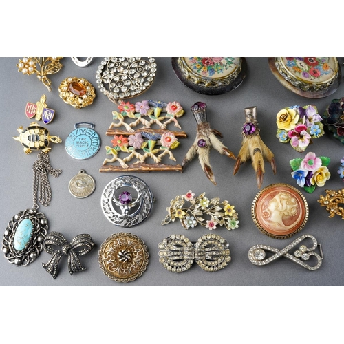 54 - A George V Scottish silver mounted lucky charm Grouse foot kilt pin/brooch, the mount with cast Stag... 