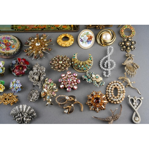 54 - A George V Scottish silver mounted lucky charm Grouse foot kilt pin/brooch, the mount with cast Stag... 