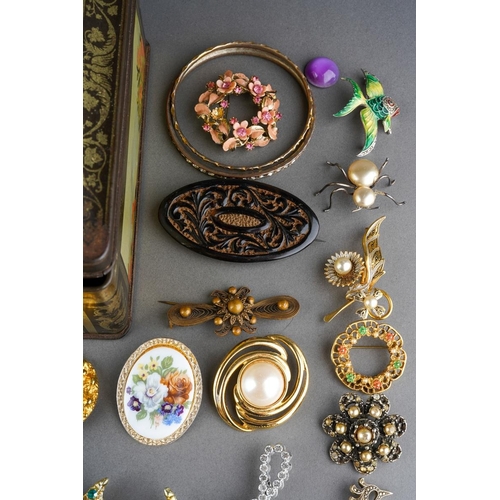 54 - A George V Scottish silver mounted lucky charm Grouse foot kilt pin/brooch, the mount with cast Stag... 