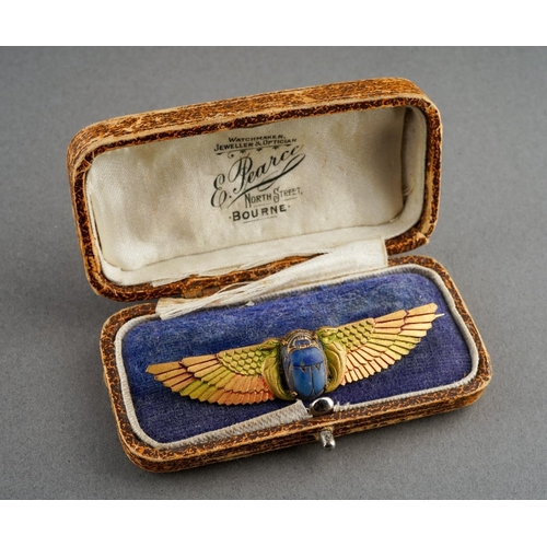 95 - An early 20th century Egyptian Revival brooch. Approx length 60mm, unmarked, assessed as gilt, appro... 