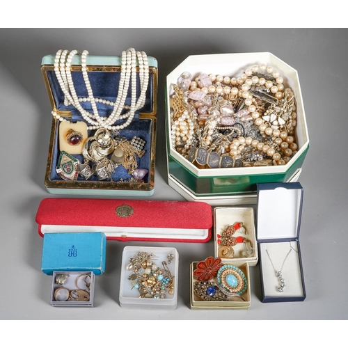84 - A quantity of vintage and modern costume jewellery, including a silver paste set nependant necklace,... 