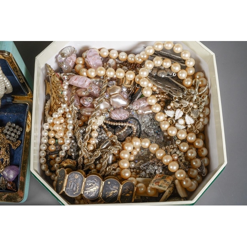 84 - A quantity of vintage and modern costume jewellery, including a silver paste set nependant necklace,... 