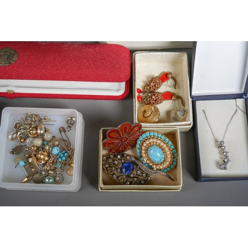 84 - A quantity of vintage and modern costume jewellery, including a silver paste set nependant necklace,... 