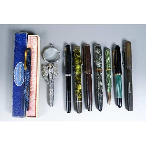 405 - Assorted vintage loose fountain pens to include: Pelikan green and black striated, the nib stamped 1... 