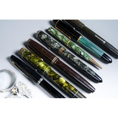 405 - Assorted vintage loose fountain pens to include: Pelikan green and black striated, the nib stamped 1... 
