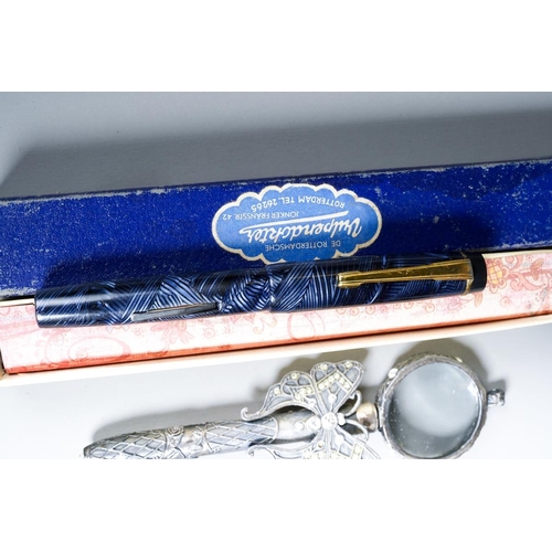 405 - Assorted vintage loose fountain pens to include: Pelikan green and black striated, the nib stamped 1... 