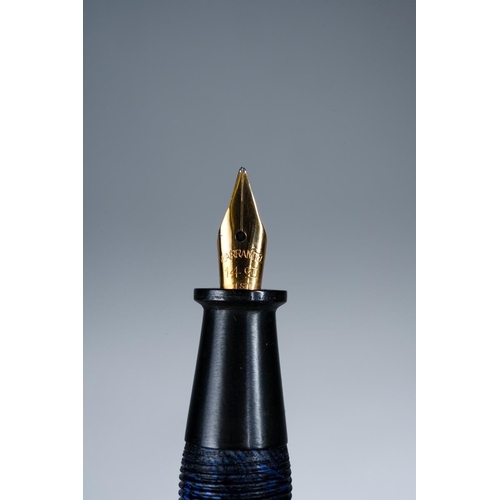 405 - Assorted vintage loose fountain pens to include: Pelikan green and black striated, the nib stamped 1... 