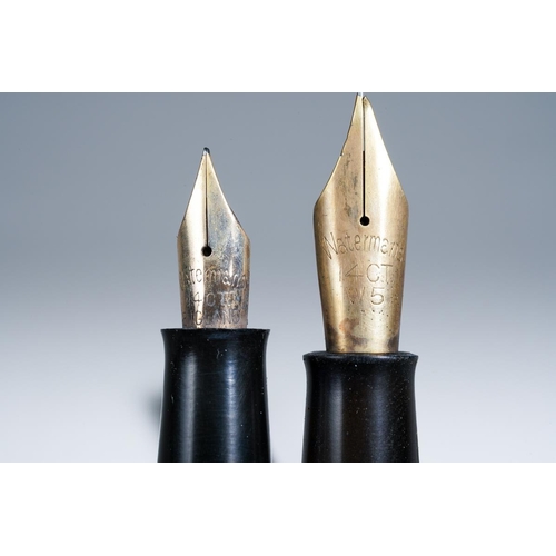 406 - A vintage Waterman W5 grey striated lever fill fountain pen with gilt bands to cap, the nib stamped ... 