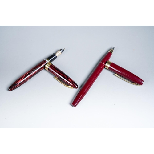 407 - A vintage red striated Sheaffer 875 fountain pen with gold plated trim and 14K nib, stamped Shaeffer... 
