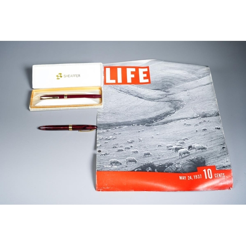 407 - A vintage red striated Sheaffer 875 fountain pen with gold plated trim and 14K nib, stamped Shaeffer... 