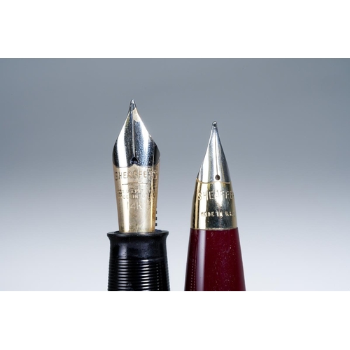 407 - A vintage red striated Sheaffer 875 fountain pen with gold plated trim and 14K nib, stamped Shaeffer... 