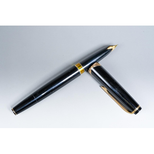 409 - A vintage Montblanc Meisterstuck no 14 black and gilt Fountain Pen, with yellow metal nib (untested ... 