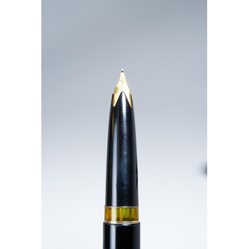 409 - A vintage Montblanc Meisterstuck no 14 black and gilt Fountain Pen, with yellow metal nib (untested ... 