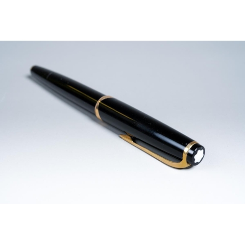 409 - A vintage Montblanc Meisterstuck no 14 black and gilt Fountain Pen, with yellow metal nib (untested ... 