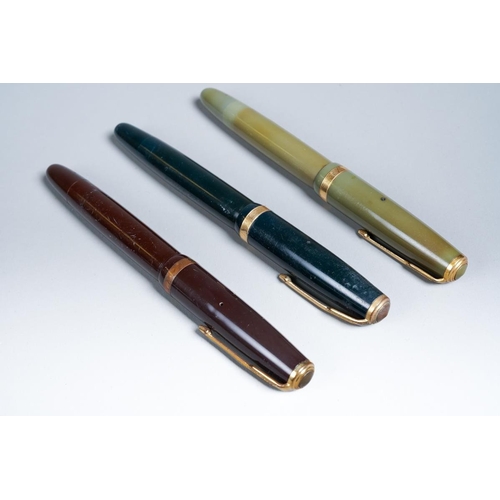 417 - Three vintage Parker Duofold fountain pens in black, brown and burgundy, all with gilt clips and cap... 