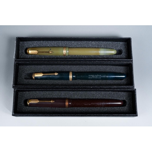 417 - Three vintage Parker Duofold fountain pens in black, brown and burgundy, all with gilt clips and cap... 