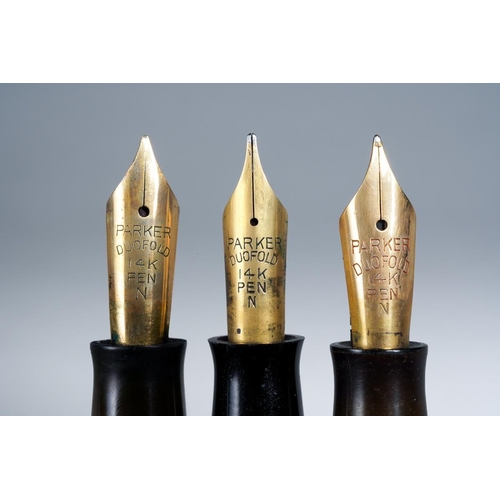 417 - Three vintage Parker Duofold fountain pens in black, brown and burgundy, all with gilt clips and cap... 